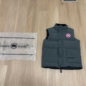 New Canada Goose Men's Dark Gray Puffer Vest with dust bag